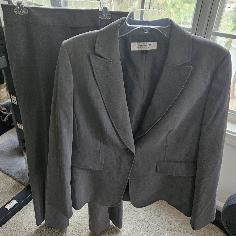 TAHARI Pant Suit